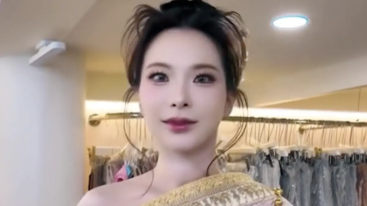 ▲YouTuber奎丁（如圖）擁有超過78.4萬的粉絲訂閱支持，日前赴泰國體驗當地服裝打扮，化妝過程中竟變成「死白女鬼」，奎丁一看傻眼直呼：「真的超害怕！笑不出來⋯⋯」連粉絲也紛紛笑喊認不出來。（圖／翻攝自奎丁IG）