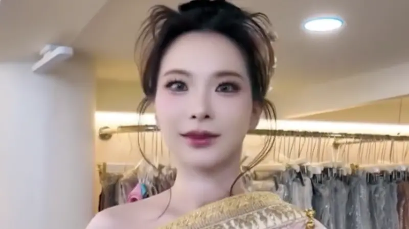 ▲YouTuber奎丁（如圖）擁有超過78.4萬的粉絲訂閱支持，日前赴泰國體驗當地服裝打扮，化妝過程中竟變成「死白女鬼」，奎丁一看傻眼直呼：「真的超害怕！笑不出來⋯⋯」連粉絲也紛紛笑喊認不出來。（圖／翻攝自奎丁IG）