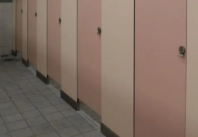 ▲未拍攝到私密部位，但可見女子坐在馬桶上的如廁姿勢，最終改以「無故以錄影竊錄他人非公開活動罪」定罪（示意圖/PIXABAY）