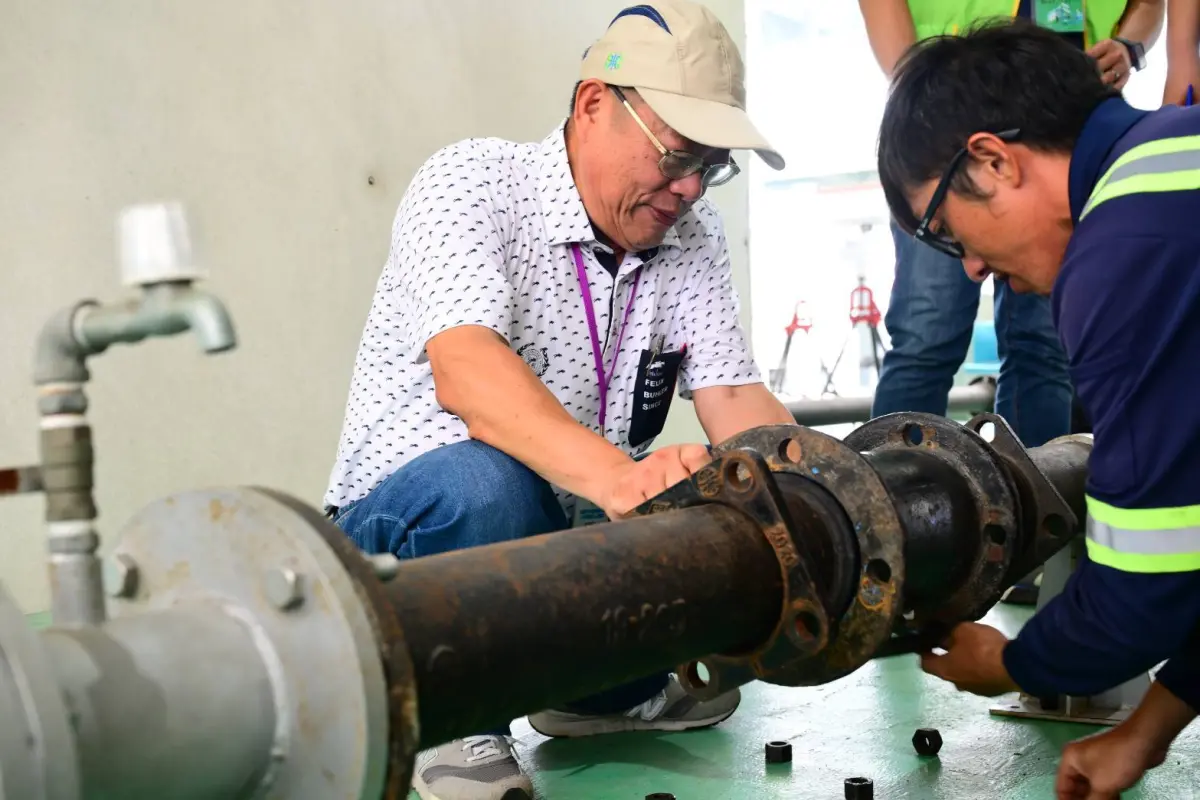 ▲台水董事長李嘉榮體驗術科測驗「套管接頭組裝」。（圖／台水提供）