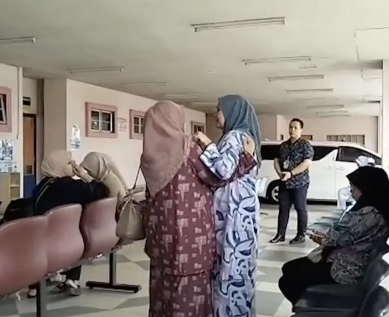 ▲馬來西亞馬六甲一名父親心臟病發，倒下時意外壓到僅3個月的寶寶，結果父子雙亡。家人在醫院外悲痛欲絕。（圖／翻攝自Bernama TV）