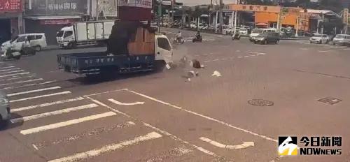 ▲事發於20日下午，台中市北屯區發生一起死亡車禍，一名男子違規沿著斑馬線違規迴轉，當場遭到撞死。(圖／警方提供)