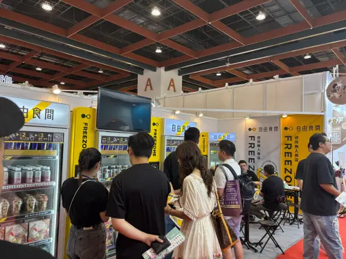 ▲2025加盟展有許多「零人力」智能販賣機。（圖／展覽好康情報站臉書）