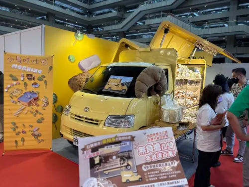 ▲麵包業者「小鳥吃吐司」推出麵包車專案。（圖／展覽好康情報站臉書）