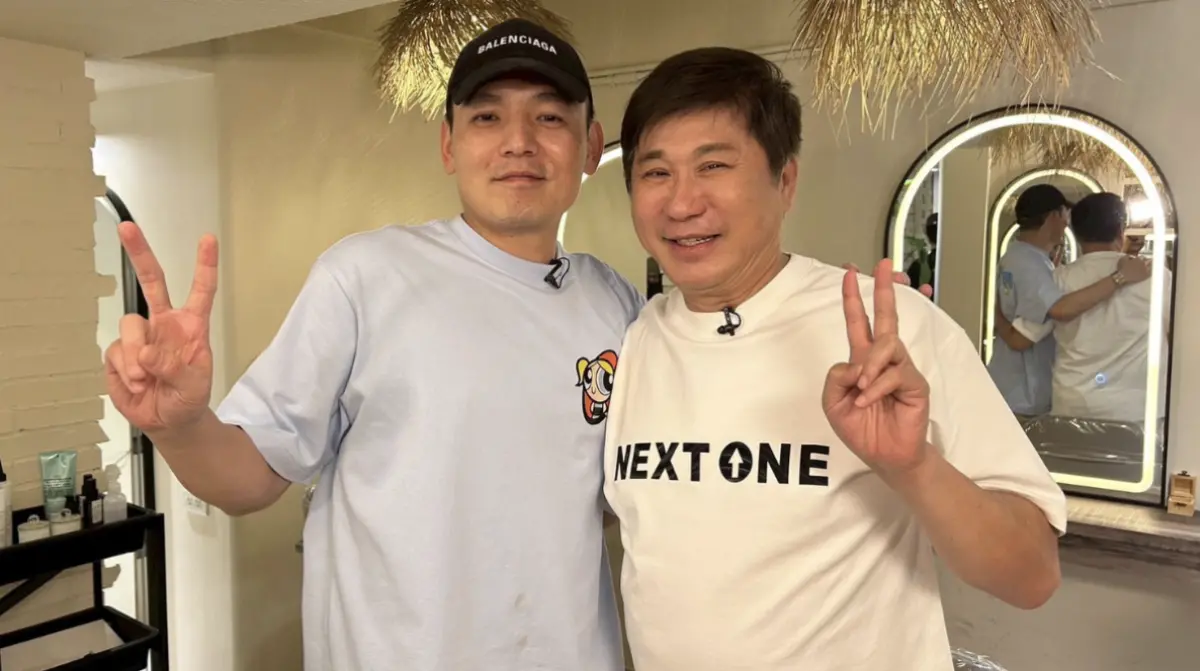 ▲胡瓜（右）YouTube節目《下面一位》最新一集邀請唱跳天團「玖壹壹」成員春風（左），對方自爆學生時期「叫傳播妹一起上課」，讓一旁的胡瓜聽了不敢置信，下巴險些掉了下來。（圖／下面一位提供）