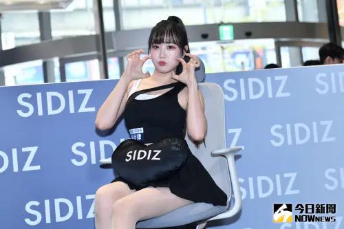 ▲中信兄弟啦啦隊韓籍女人邊荷律，一日店長活動。（圖／特約攝影林柏年攝）