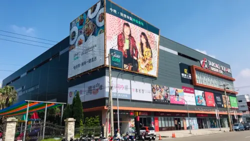 ▲大魯閣湳雅廣場屬社區型百貨,樓地板面積6800坪,年營業額約11億元,業主為大全聯。(圖/Google評價) ▲大魯閣湳雅廣場屬社區型百貨,樓地板面積6800坪,年營業額約11億元,業主為大全聯。(圖/Google評價)