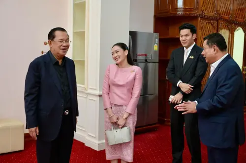 洪森,貝東丹 ▲貝東丹今年4月訪問柬埔寨時,以「家人」的身分與洪森私下見面聊天。(圖/翻攝自洪森臉書)