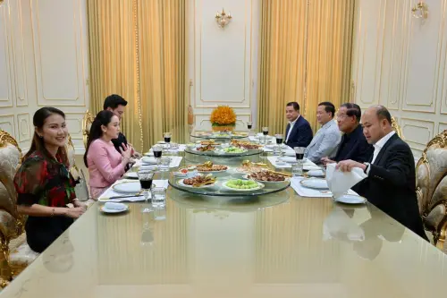 貝東丹,洪森 ▲貝東丹訪問柬埔寨時,受邀至洪森官邸用餐。(圖/翻攝自洪森臉書)