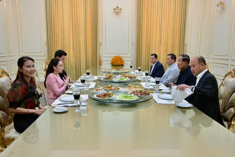 ▲貝東丹訪問柬埔寨時，受邀至洪森官邸用餐。（圖／翻攝自洪森臉書）