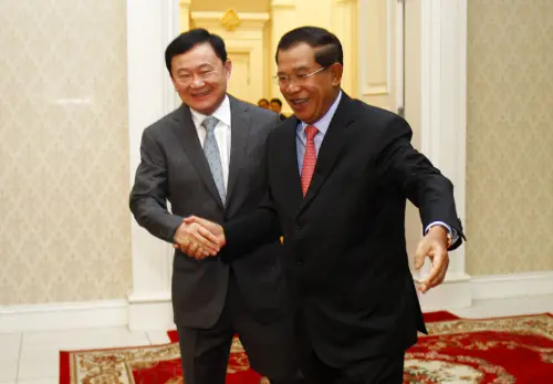 ▲柬埔寨前總理洪森和貝東丹父親、前泰國總理塔克辛之間有著多年的深厚交情。（圖／美聯社／達志影像）