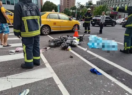 ▲事發於21日下午兩點多，北市大安區忠孝新生捷運站前發生一起重大車禍，一輛吊車右轉撞上機車，造成一名18歲女騎士當場喪命。（圖／翻攝畫面）