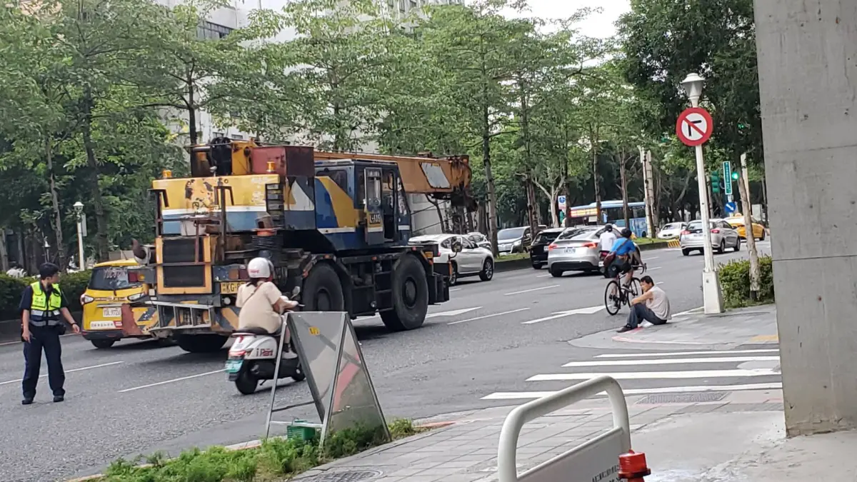 ▲事發於21日下午兩點多，北市大安區忠孝新生捷運站前發生一起重大車禍，一輛吊車右轉撞上機車，造成一名18歲女騎士當場喪命。（圖／讀者提供）