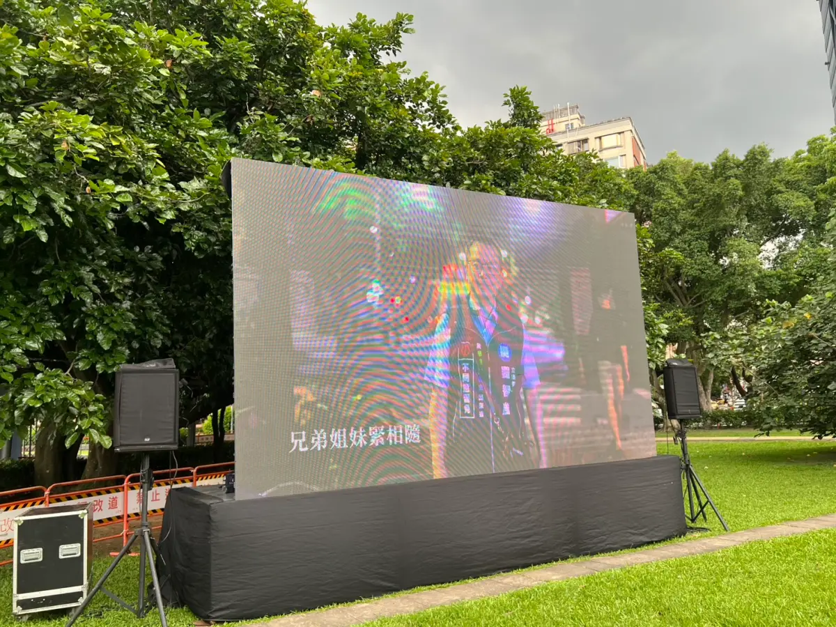 ▲國民黨立委羅智強利用AI製作反罷免歌曲，今（21）日在戰鬥藍反罷造勢活動首度亮相。（圖／記者陳韻年攝）