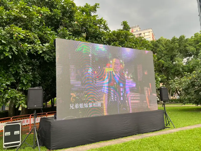 ▲國民黨立委羅智強利用AI製作反罷免歌曲，今（21）日在戰鬥藍反罷造勢活動首度亮相。（圖／記者陳韻年攝）