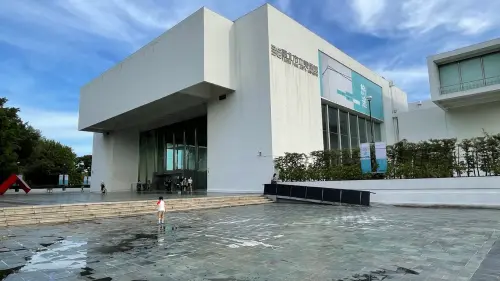 ▲台北市立美術館每周六開到晚上8點半，但下午5點後就停止售票，有3.5小時「0元」吹免費冷氣的時間。（圖／Google評價）