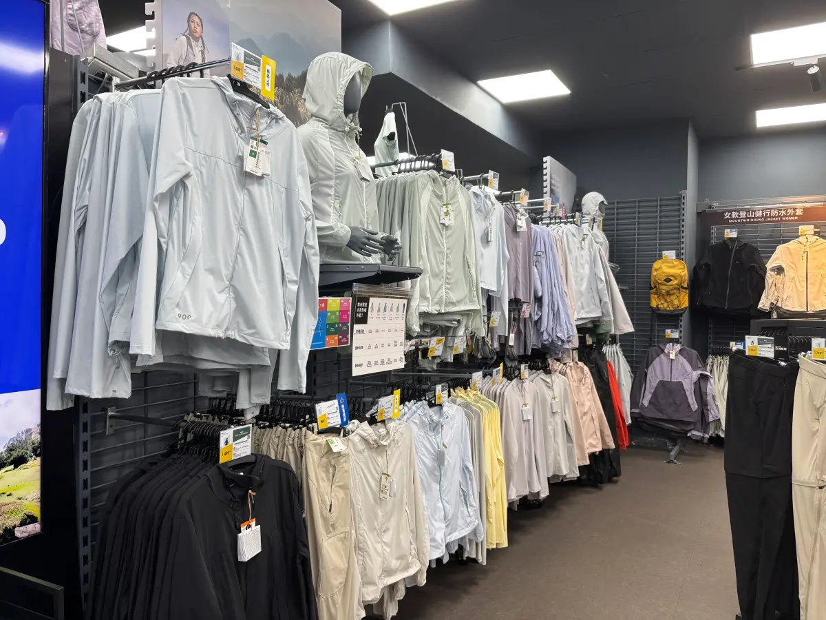 ▲剛買回家的新衣服要先洗過再穿嗎？醫師解答「正確做法」，不少人驚訝不已，發現自己做錯了幾十年。（圖／記者徐銘穗攝）