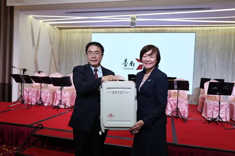 ▲黃偉哲為走遍世界的安倍昭惠訂製了專屬行李箱，再加上蘭花盤、八田米、果乾等特色禮品，以此傳達對安倍昭惠大力支持台灣。（圖／南市府提供）