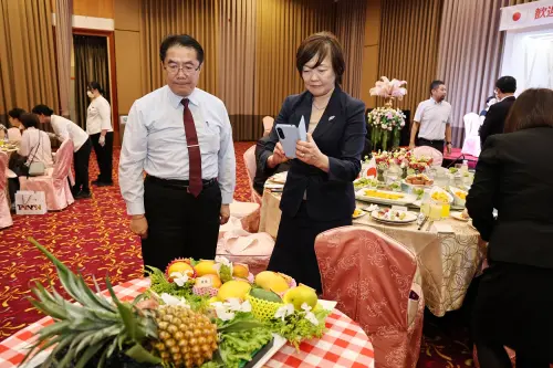 ▲黃偉哲特別準備了高達9種不同品種的芒果饗宴款待安倍昭惠，安倍昭惠大感驚喜，不斷詢問品種資訊，更頻以手機拍照紀錄。（圖／南市府提供）