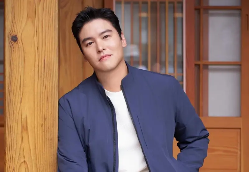 ▲李章宇（如圖）宣布將在11／23迎娶女友趙惠元！日前他曾說結婚就會從《我獨自生活》下車，而最新節目預告中，李章宇告別棕櫚油Line，並邀請他們參加婚禮，感人言論讓成員們也都忍不住淚灑現場。（圖／李章宇IG）