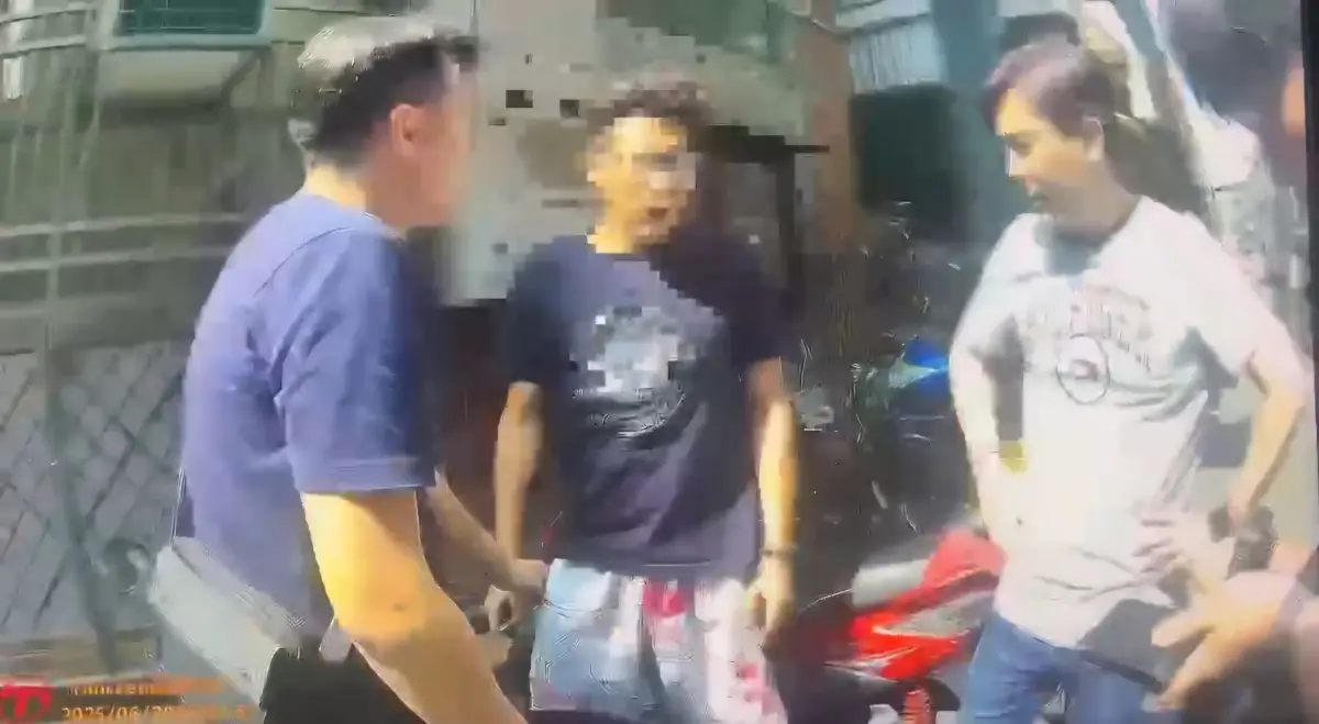 ▲永和分局逮捕涉嫌略誘女高中生的42歲人夫（中）。（圖／警方提供）