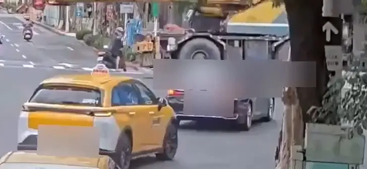 ▲吊車輾過機車時，目擊民眾伸手示意肇事駕駛壓到人了。（圖／警方提供）