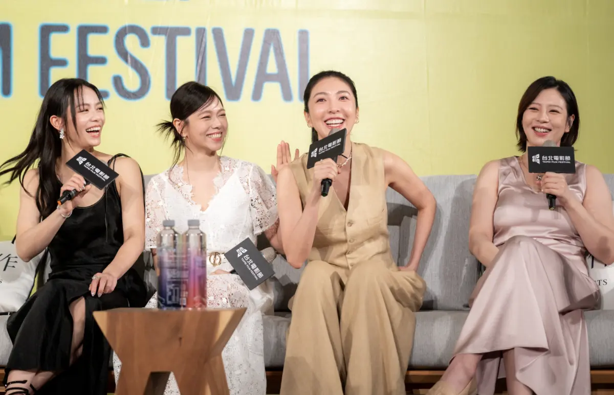 ▲劉品言（右）懷孕約5個月，孕肚越來越明顯，日前她出席電影節活動，結束後老公連晨翔（左）就開車來接送，暖男舉動被讚爆，姐弟戀閃瞎眾人。（圖／劉品言臉書）