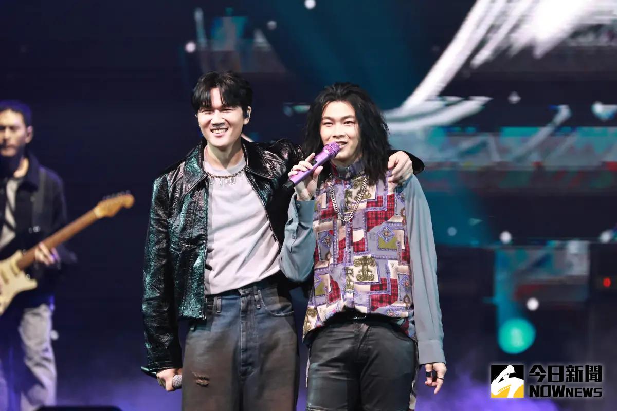 ▲「2025 hito流行音樂獎」頒獎典禮今（21）日熱鬧登場，稍早「宇宙人」、「麋先生」強強聯手開場，怎料下了台受訪，恐為未來金曲獎強碰鬧鬩牆，宇宙人方Q開嗆：「那他們（麋先生）也要寫得夠快才行。」（圖／記者吳翊緁攝影）