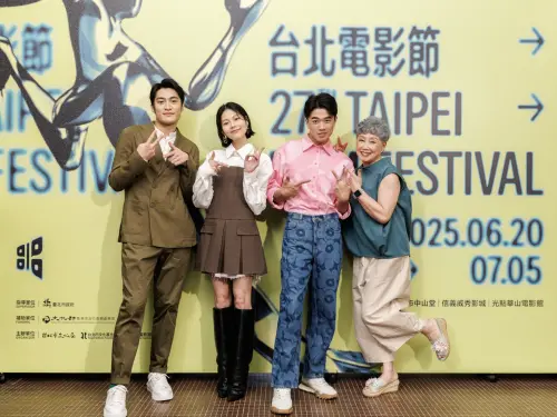 ▲潘綱大（左起）、柯泯薰、潘親御、陳季霞一起演出《河鰻》，潘親御在柏林影展送外國朋友宜蘭雪花餅，是很用心的伴手禮。（圖／台北電影節提供）