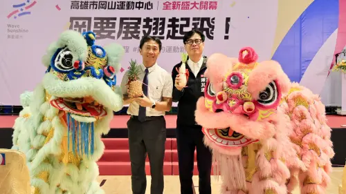 ▲高雄市長陳其邁與舞動陽光公司董事長杜正忠盼營運順利。（圖／高市府運發局提供）