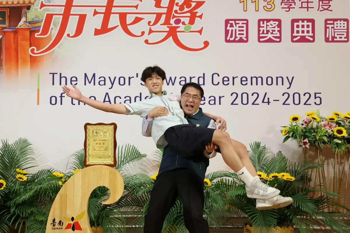▲「市長陪你拍」又來了！台南市長獎頒獎典禮今下午登場 ，市長黃偉哲卯足全力配合，滿足將得獎同學的願望一把將得獎同學抱起。（圖／南市府提供）