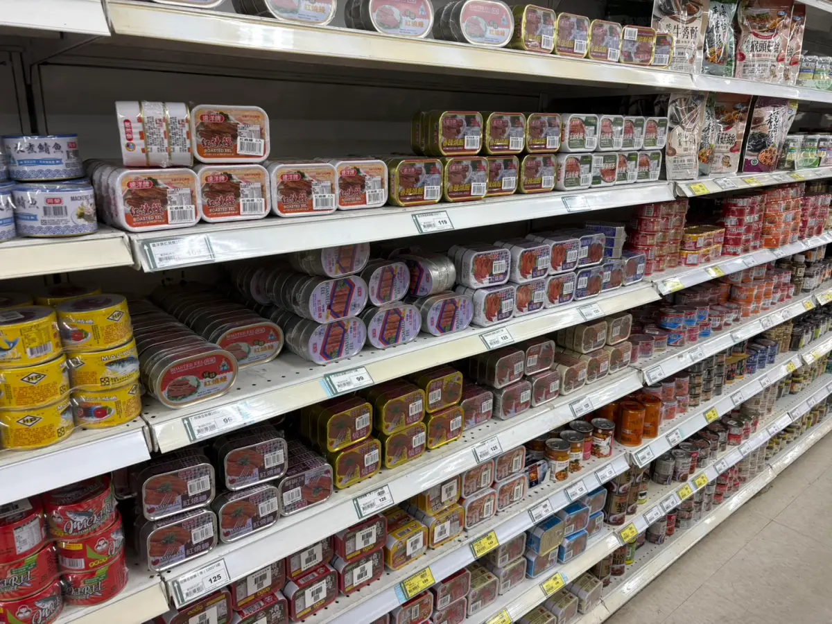 ▲由於日本作家龍樹諒創作的漫畫《我所看見的未來》引發的預言話題，已悄悄在網路掀起防災討論潮，不少人開始備妥「避難包」，對防災糧食、罐頭更是格外關注。（圖／記者張嘉哲攝影）