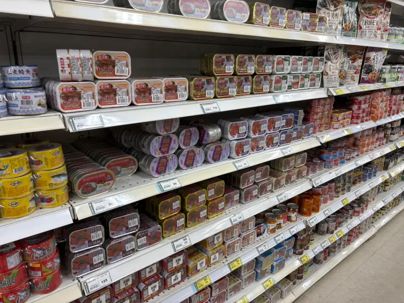 ▲防災食品除了一般常見的罐頭之外，還有麵包罐頭、洋芋片罐頭等，YouTuber大胃王千千試吃多種防災食品，並推薦她覺得吃起來不錯的防災食品。（圖／記者張嘉哲攝影）