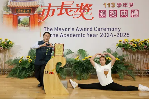 ▲台南市長黃偉哲再次接受學生們的挑戰得獎同學與黃偉哲合照時使出渾身解數，包括與一字馬同比愛心等。（圖／南市府提供）