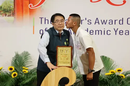 ▲台南市長黃偉哲接受得獎同學的親吻。（圖／南市府提供）