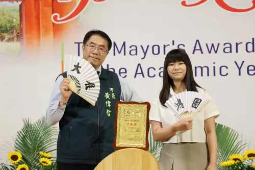 ▲台南市長黃偉哲與得獎同學一起大展鴻圖。（圖／南市府提供）