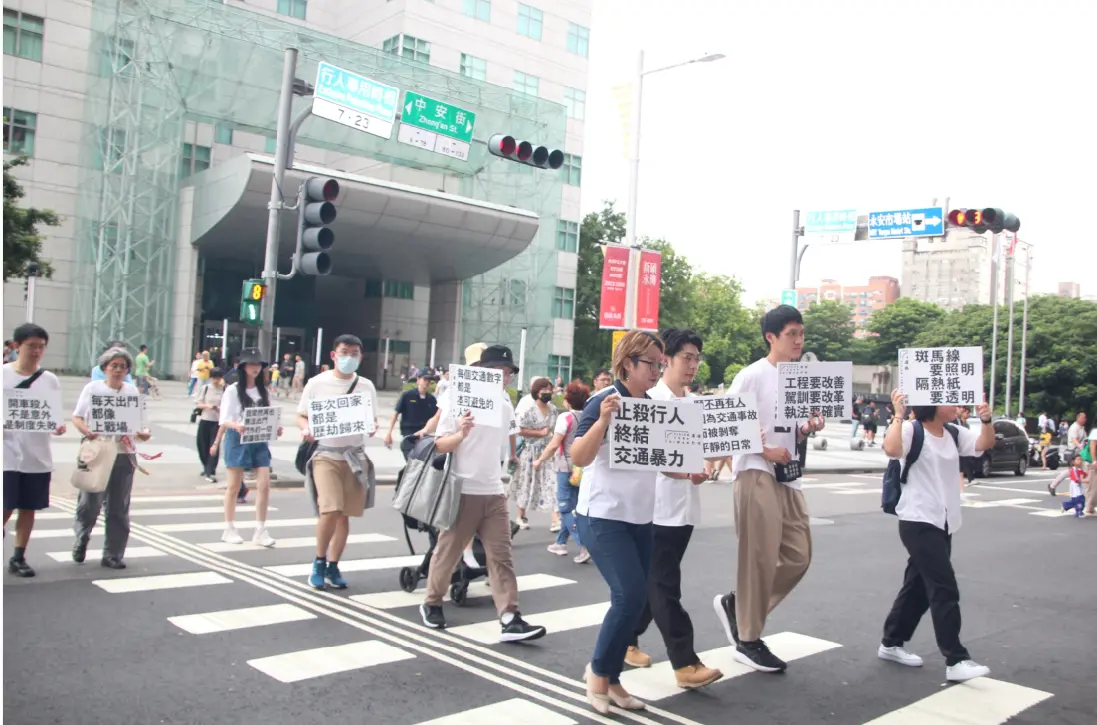 ▲還路於民行人路權促進會今（21）日在新北市永和四號公園舉行「燭光白紙鶴交通傷亡追思行動」（圖／記者鍾泓良攝影）