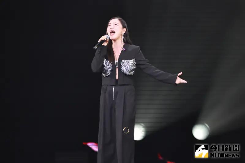 ▲「2025 hito流行音樂獎」頒獎典禮 今（21）日晚間盛大登場，稍早情歌天后丁噹（如圖）以一身深V華服亮麗登場，帶來《下一站，幸福》主題曲〈我愛他〉及〈手掌心〉抒情曲，唱到一半，與其合唱〈致遠道而來的我們〉一曲的陳華驚喜獻聲，大合唱場面猶如萬人KTV一般。（圖／記者吳翊緁攝影）