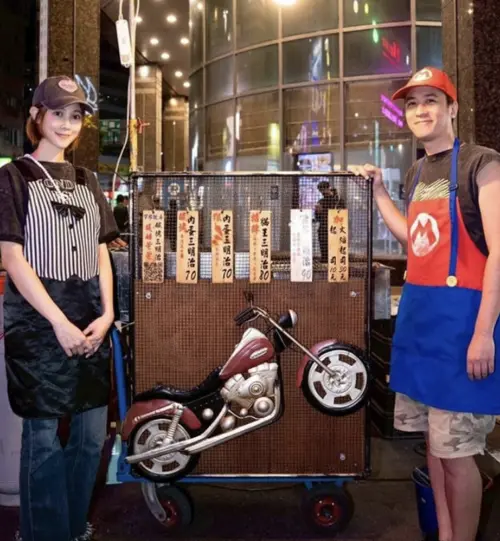 ▲吳懷中（右）斜槓跟老婆在樂華夜市賣三明治。（圖／吳懷中臉書）