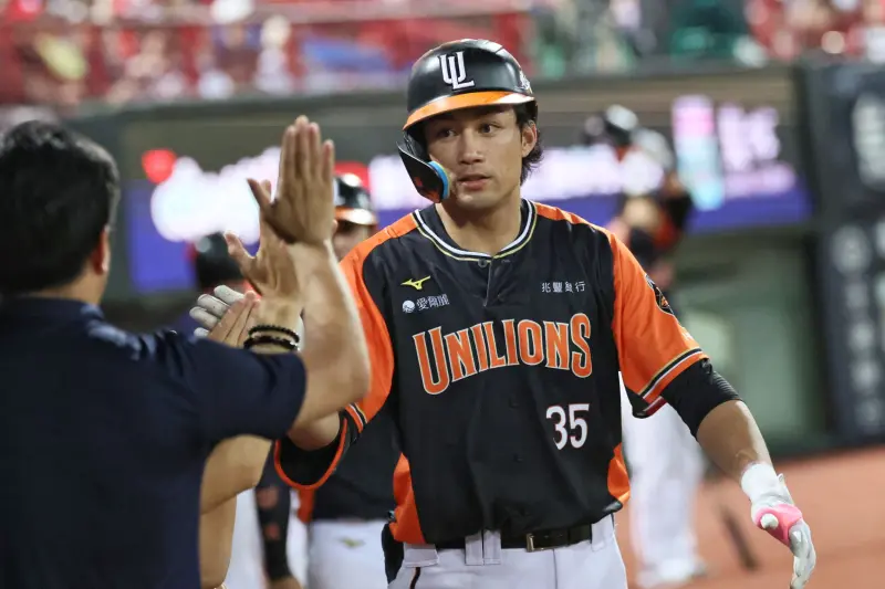 ▲統一獅潘傑楷敲出2分全壘打，助獅隊以4：1擊退味全龍。（圖／統一獅提供）