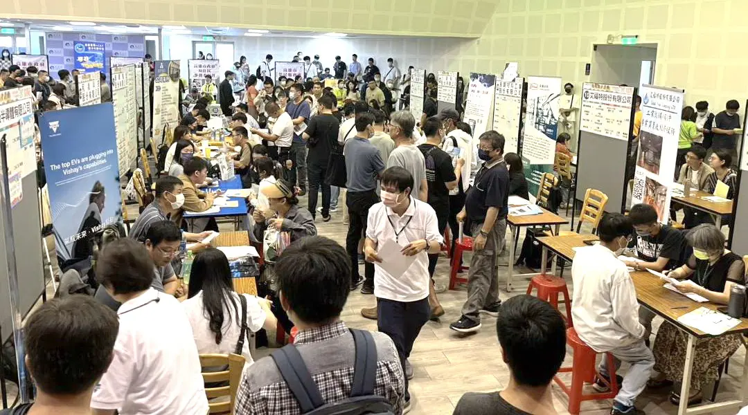 ▲高雄市政府勞工局舉辦樂業高雄、幸福融融現場徵才活動。(圖／高雄市政府勞工局提供)