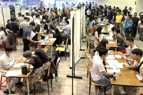 ▲高雄市政府勞工局舉辦現場徵才活動,擠滿求職民眾。(圖/高雄市政府勞工局提供) ▲高雄市政府勞工局舉辦現場徵才活動,擠滿求職民眾。(圖/高雄市政府勞工局提供)