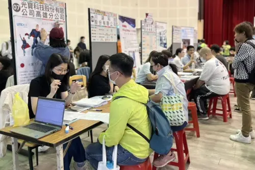 ▲高雄市政府勞工局舉辦現場徵才活動。(圖/高雄市政府勞工局提供) ▲高雄市政府勞工局舉辦現場徵才活動。(圖/高雄市政府勞工局提供)