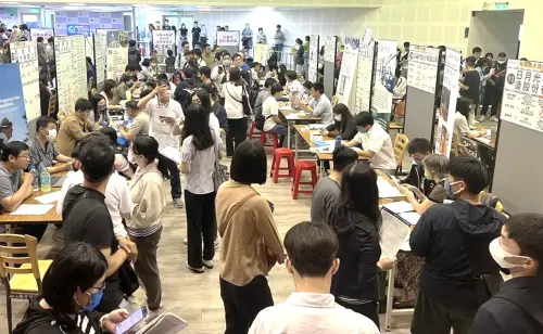 ▲高雄市政府勞工局舉辦現場徵才活動,各徵才攤位擠滿求職民眾。(圖/高雄市政府勞工局提供) ▲高雄市政府勞工局舉辦現場徵才活動,各徵才攤位擠滿求職民眾。(圖/高雄市政府勞工局提供)