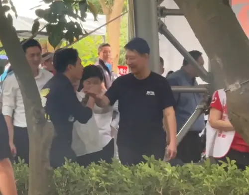 戰鬥藍反罷免！台下羅廷瑋手拉趙少康猛求「拜託啦」
