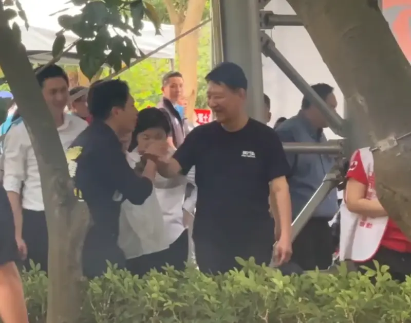 ▲戰鬥藍發起人趙少康今（21）舉辦反罷免活動，國民黨立委羅廷瑋拉他手直喊：「拜託」。（圖／翻攝畫面）