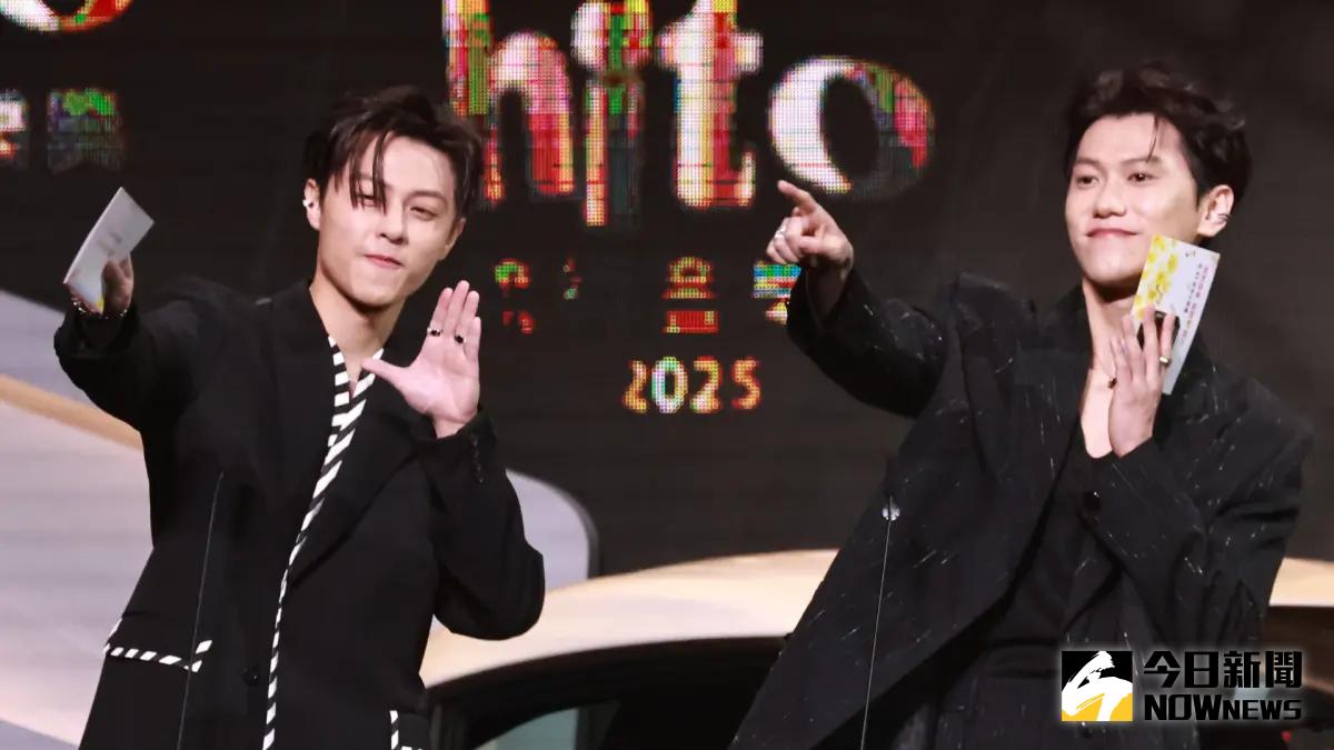 ▲男團棒棒堂成員之一王子（左）今（21）日出席「hito流行音樂獎頒獎典禮」，鬆口回應成員威廉閃兵一事，開酸喊道：「我跟他（毛弟）合體還比較容易。」（圖／記者吳翊緁攝）