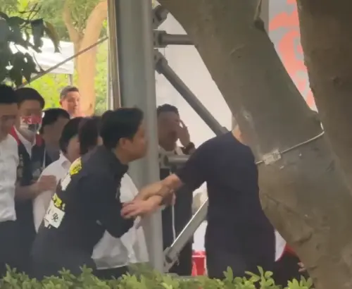 ▲羅廷瑋乾脆拉起趙少康的手連問：「那你答應囉！」（圖／翻攝畫面）