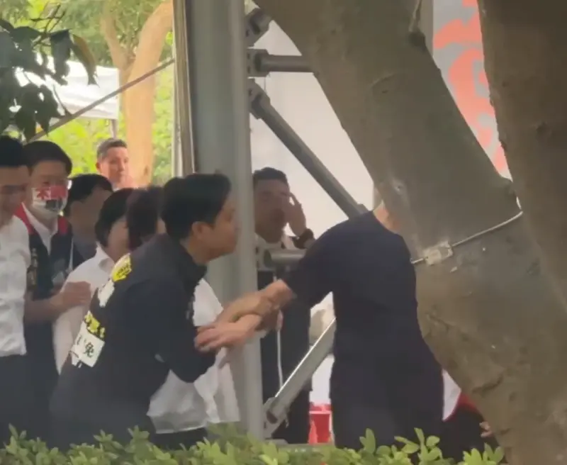 ▲羅廷瑋乾脆拉起趙少康的手連問：「那你答應囉！」（圖／翻攝畫面）