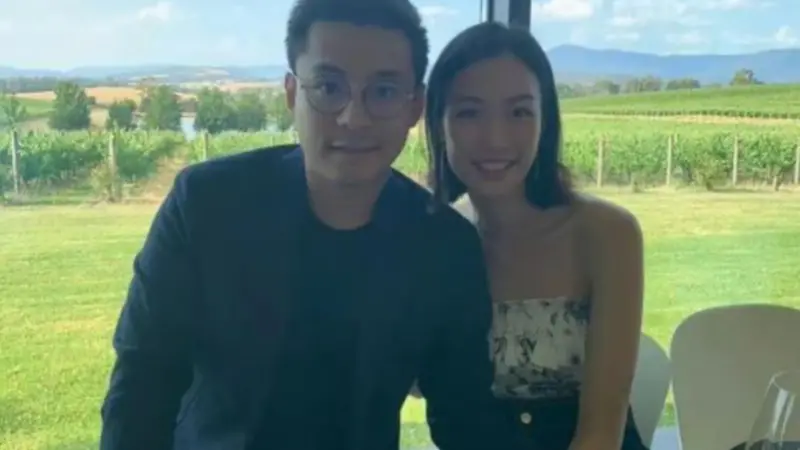 ▲曾和女星楊千霈傳出緋聞的香港富三代霍啟仁（左），近日被證實已和泰國籍女友結婚。（圖／翻攝自微博）